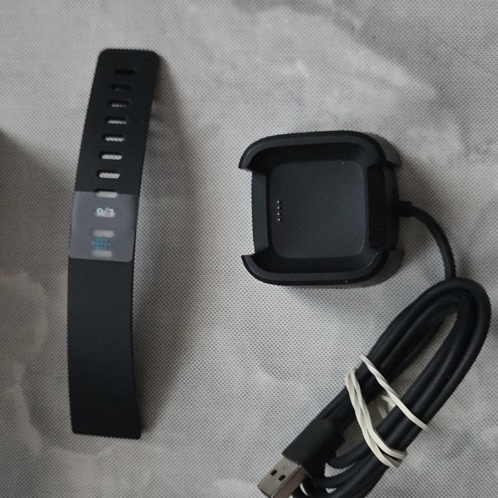 Fitbit Versa Smart Watch - Picture 6 of 7